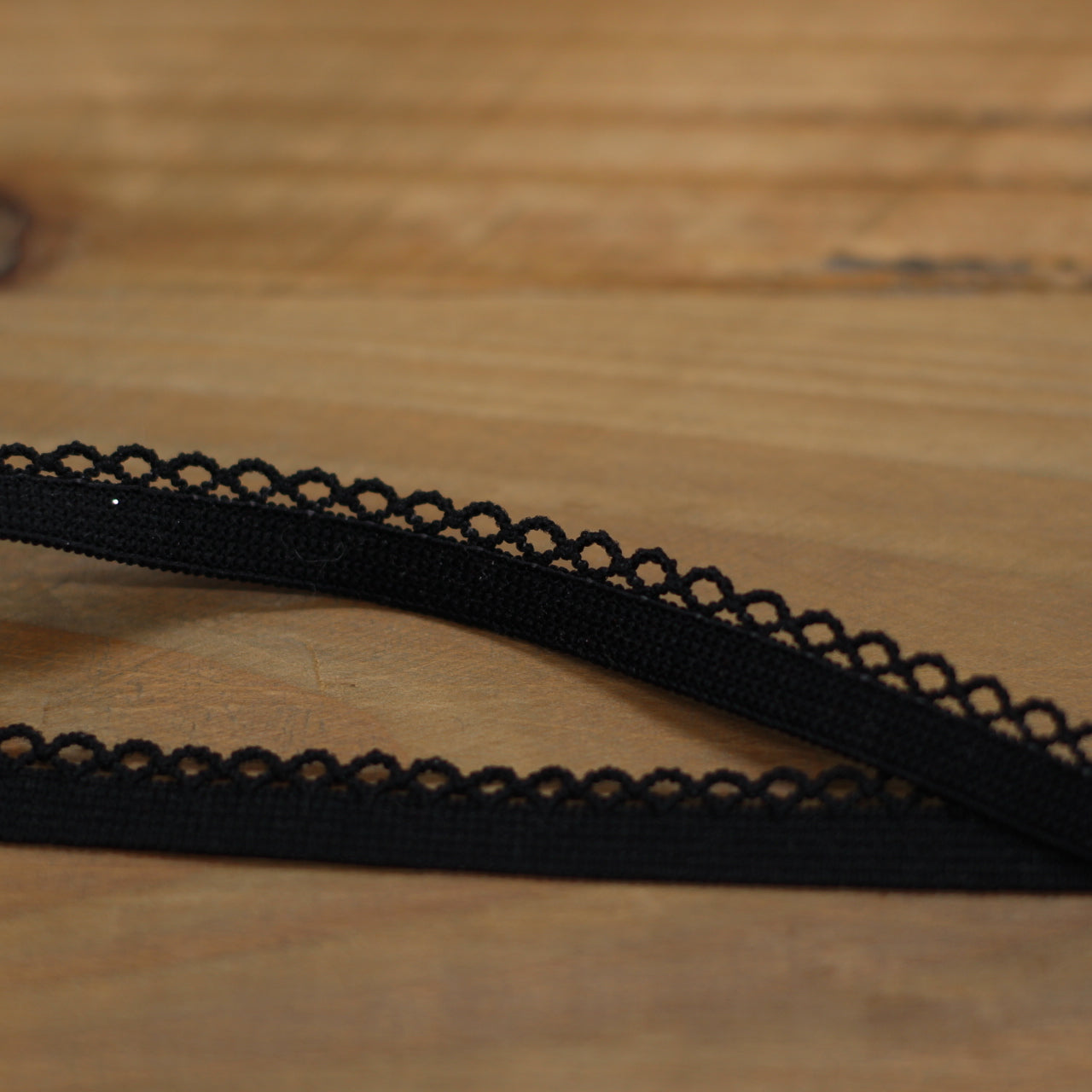 Elastique Dentelle lingerie 10mm - Noir (vendu x10cm) Mercerie Sélection Gaspard & Léonie | Gaspard et Léonie Tissus en ligne et Mercerie à Toulouse