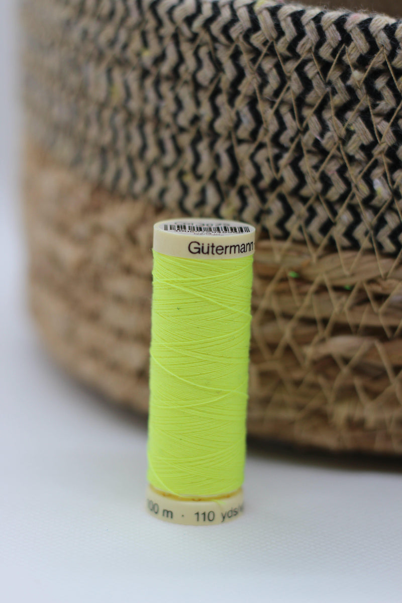 Fil à coudre Gütermann polyester - 3835 JAUNE FLUO - L'atelier de Gaspard et Léonie