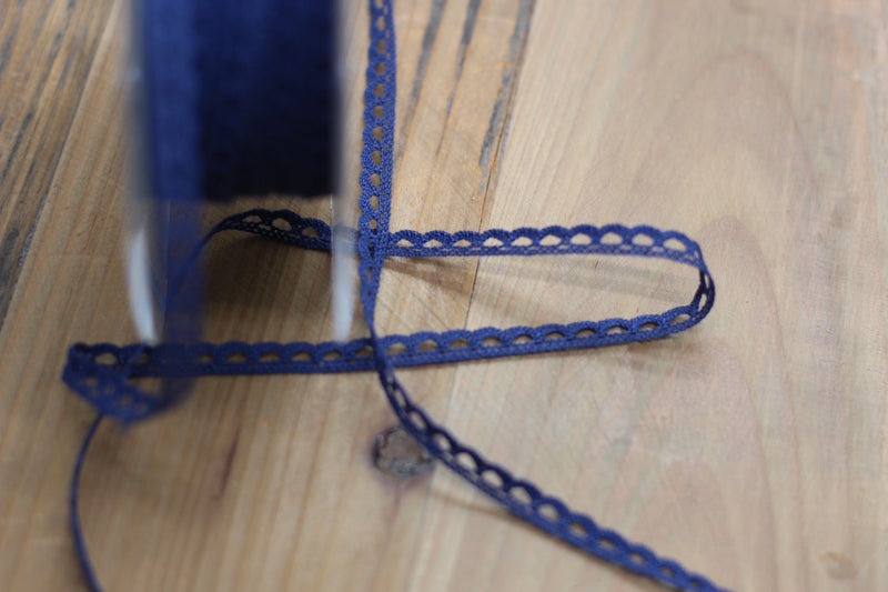 Ruban dentelle/Broderie Bleu marine 7mm (vendu x10cm) Mercerie Sélection Gaspard & Léonie | Gaspard et Léonie Tissus Mercerie Toulouse