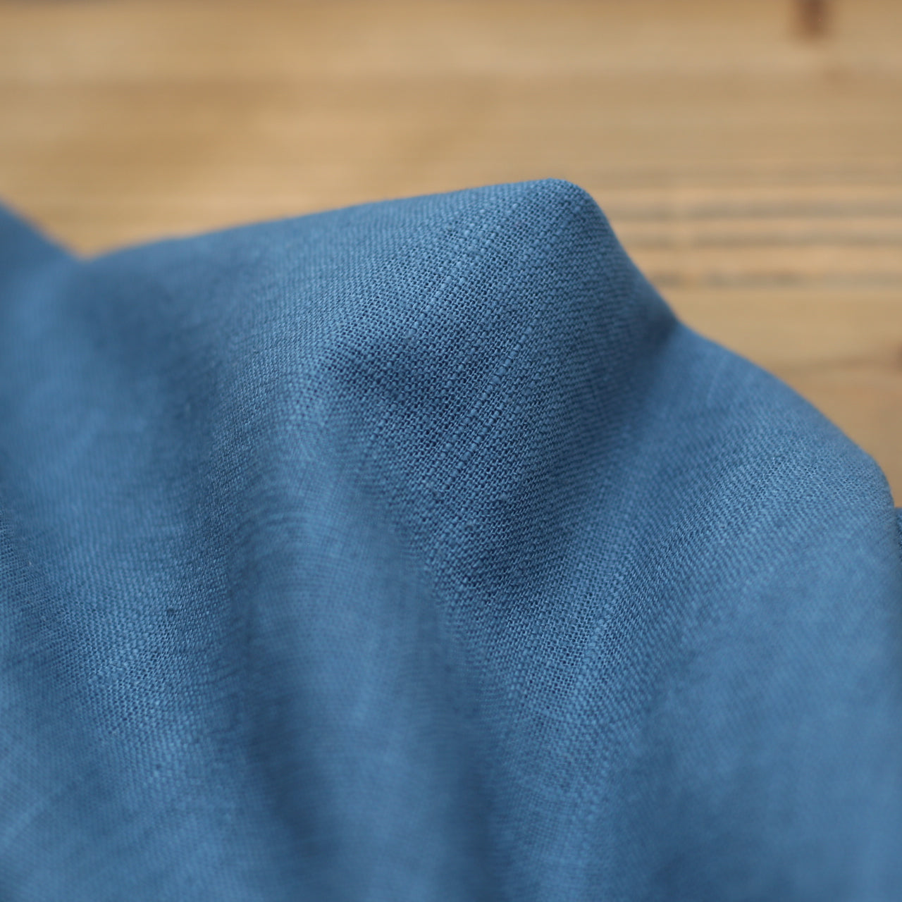 Tissu 100% Lin Lavé Uni - Bleu Jean (Vendu x10cm) Tissus Sélection Gaspard & Léonie | Gaspard et Léonie Tissus en ligne et Mercerie à Toulouse