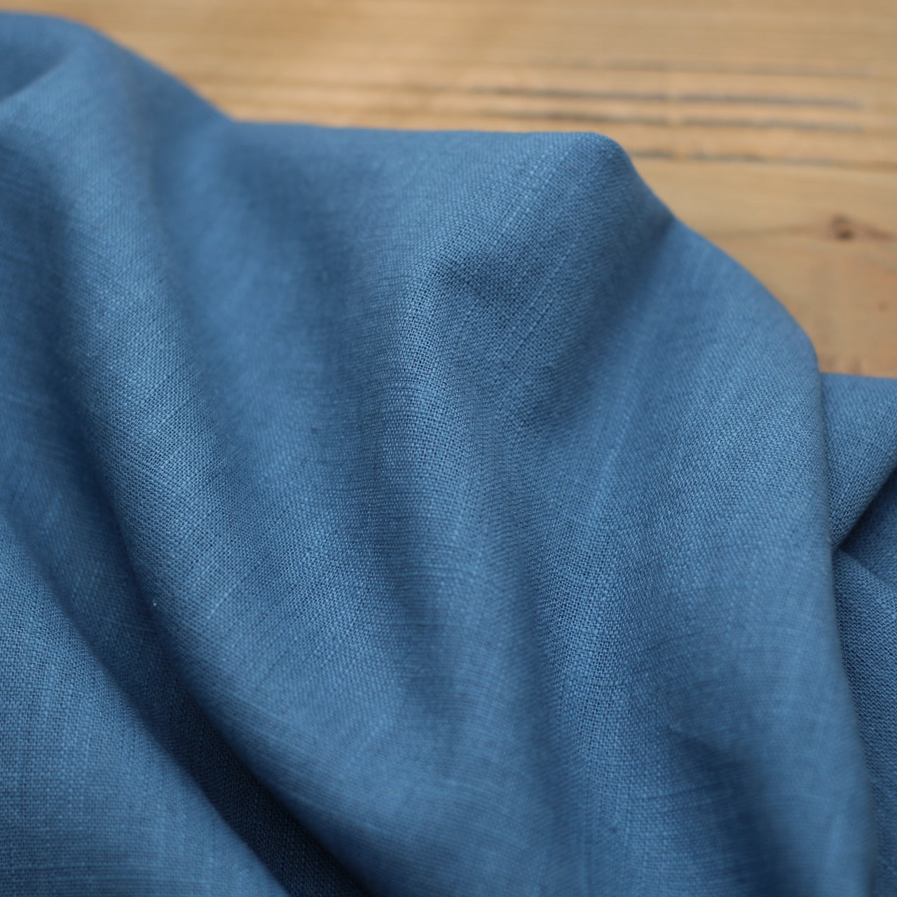 Tissu 100% Lin Lavé Uni - Bleu Jean (Vendu x10cm) Tissus Sélection Gaspard & Léonie | Gaspard et Léonie Tissus en ligne et Mercerie à Toulouse