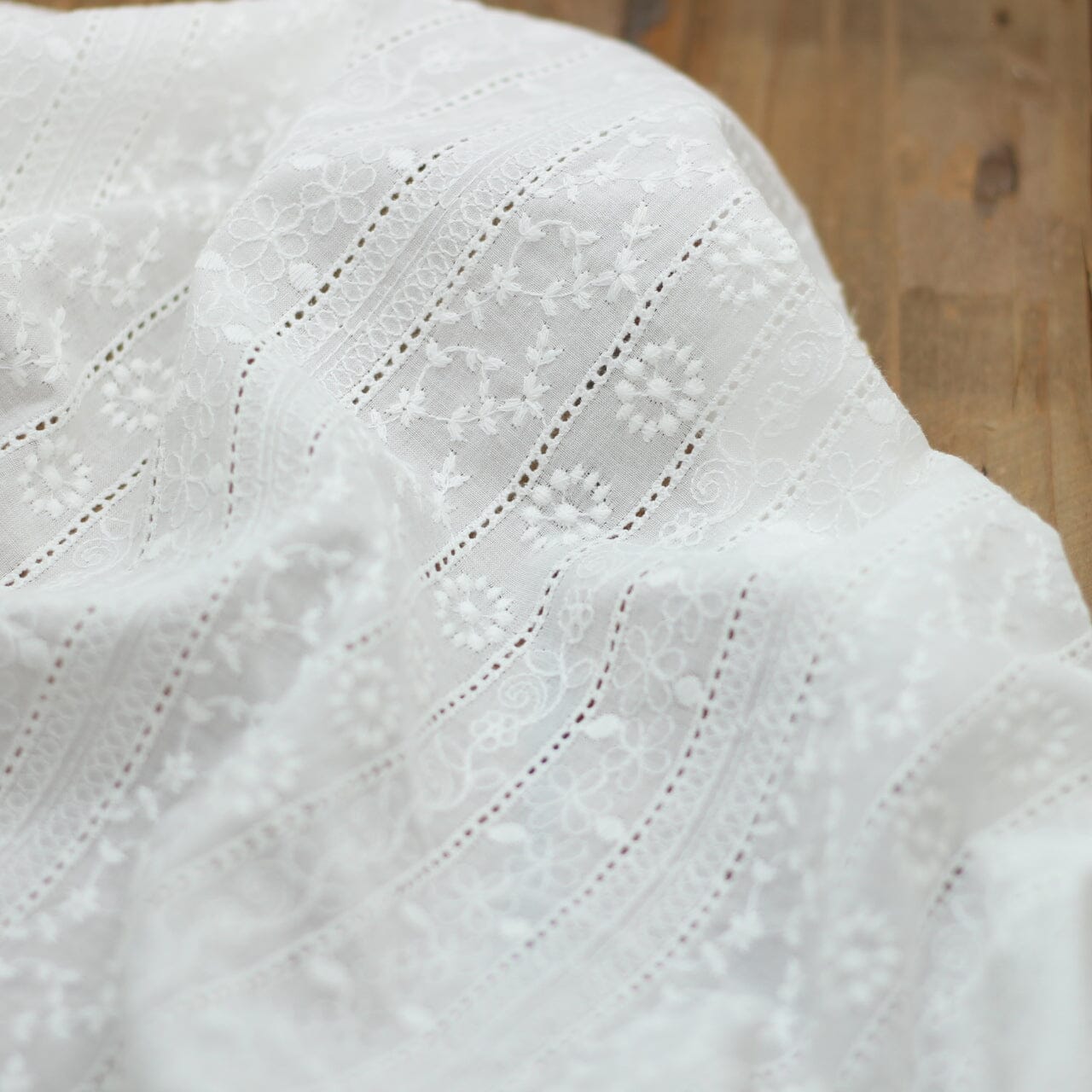 Tissu coton brodé - Broderie Anglaise - LILIAH - Blanc (Vendu x10cm) Tissus Sélection Gaspard & Léonie | Gaspard et Léonie Tissus en ligne et Mercerie à Toulouse