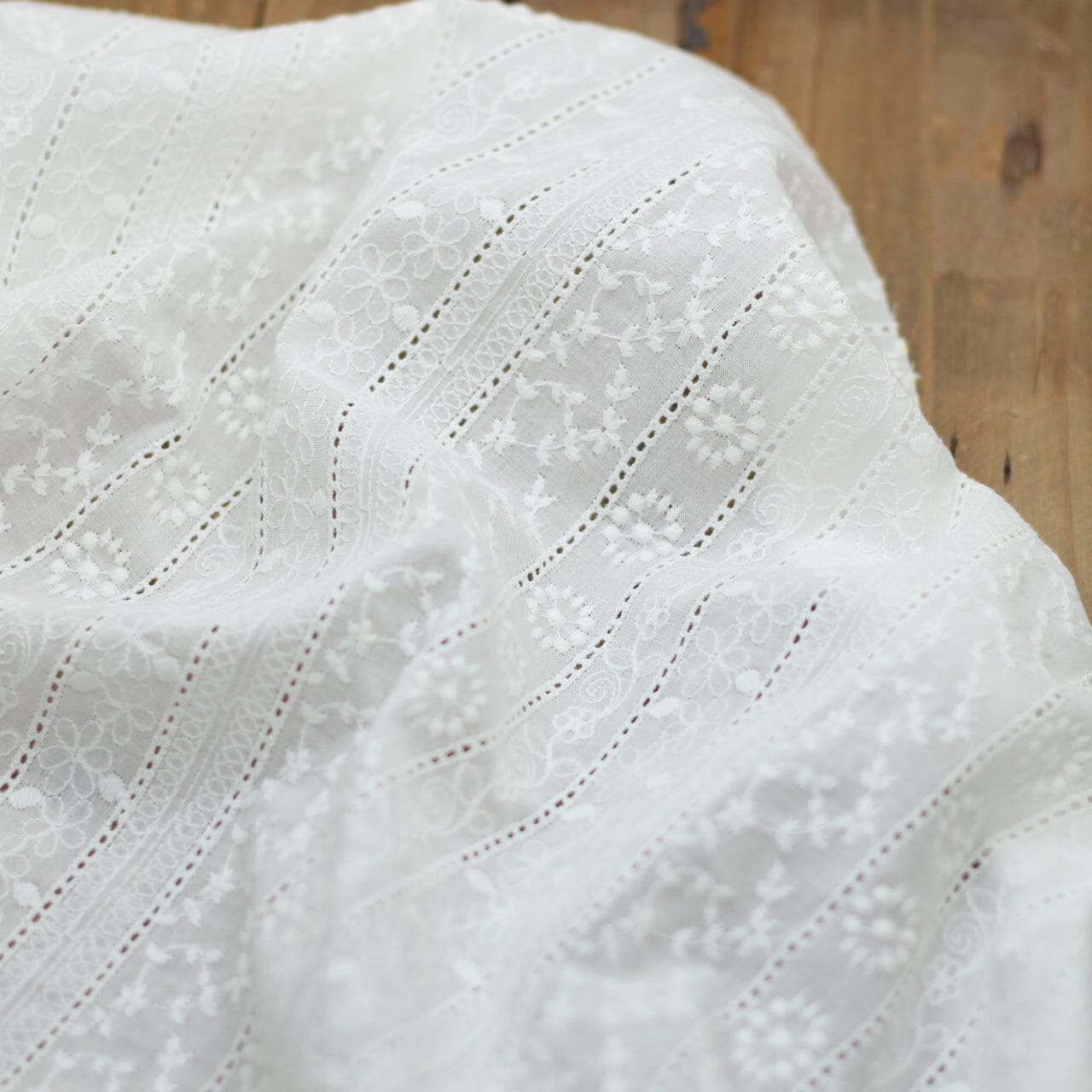 Tissu coton brodé - Broderie Anglaise - LILIAH - Blanc (Vendu x10cm) Tissus Sélection Gaspard & Léonie | Gaspard et Léonie Tissus en ligne et Mercerie à Toulouse