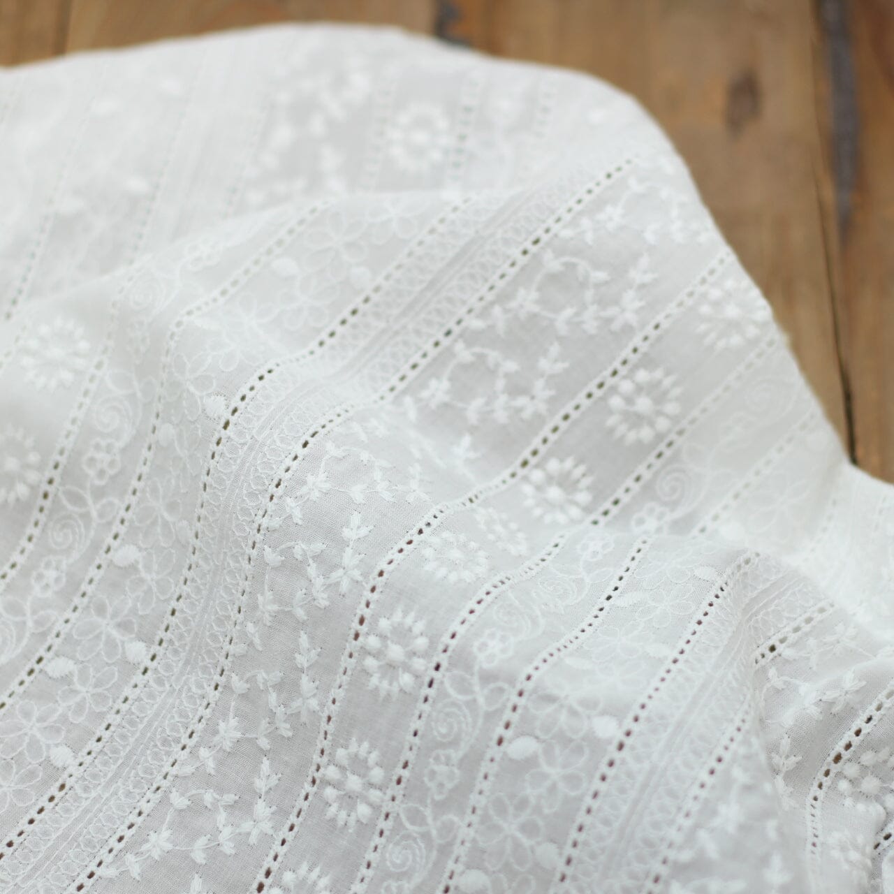 Tissu coton brodé - Broderie Anglaise - LILIAH - Blanc (Vendu x10cm) Tissus Sélection Gaspard & Léonie | Gaspard et Léonie Tissus en ligne et Mercerie à Toulouse