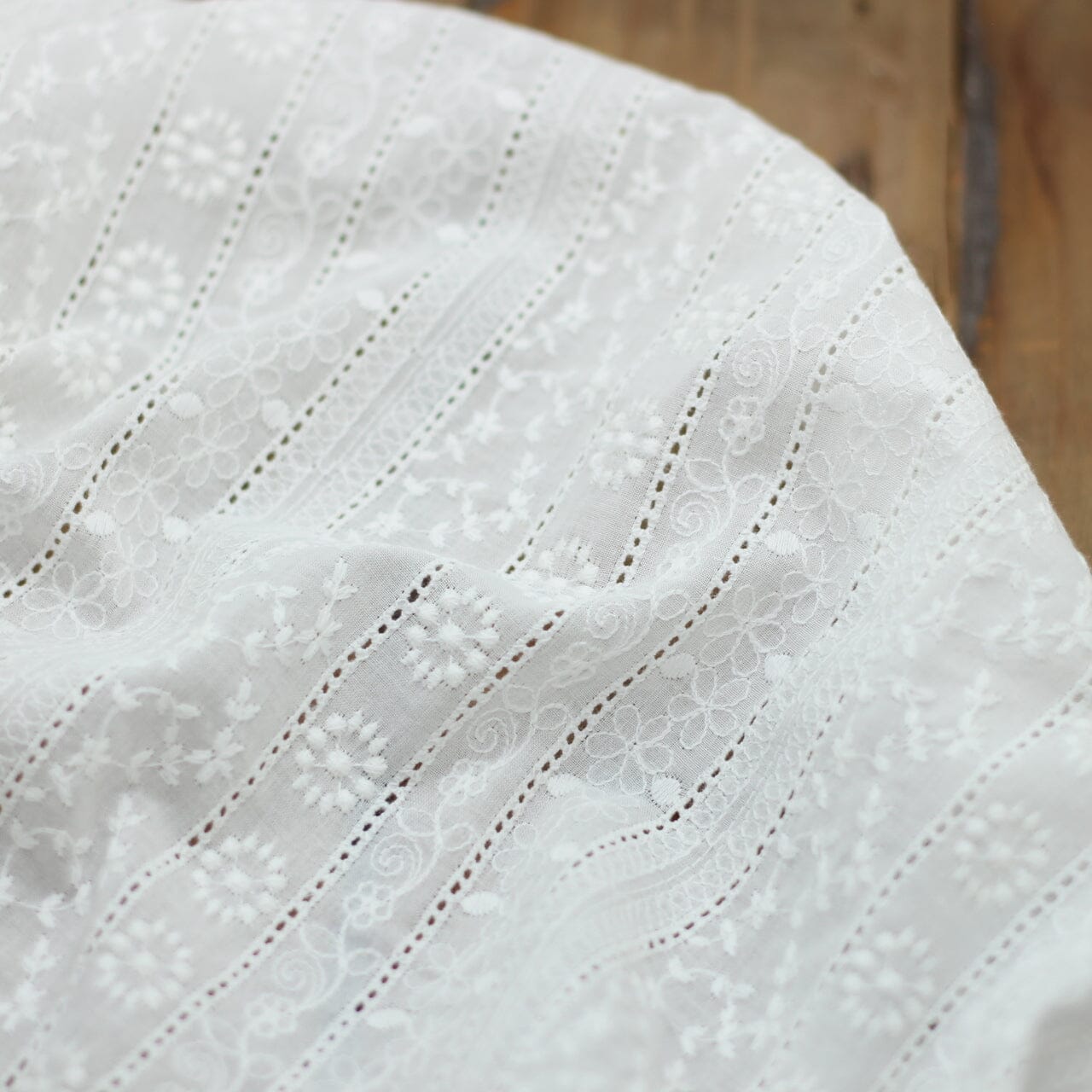 Tissu coton brodé - Broderie Anglaise - LILIAH - Blanc (Vendu x10cm) Tissus Sélection Gaspard & Léonie | Gaspard et Léonie Tissus en ligne et Mercerie à Toulouse