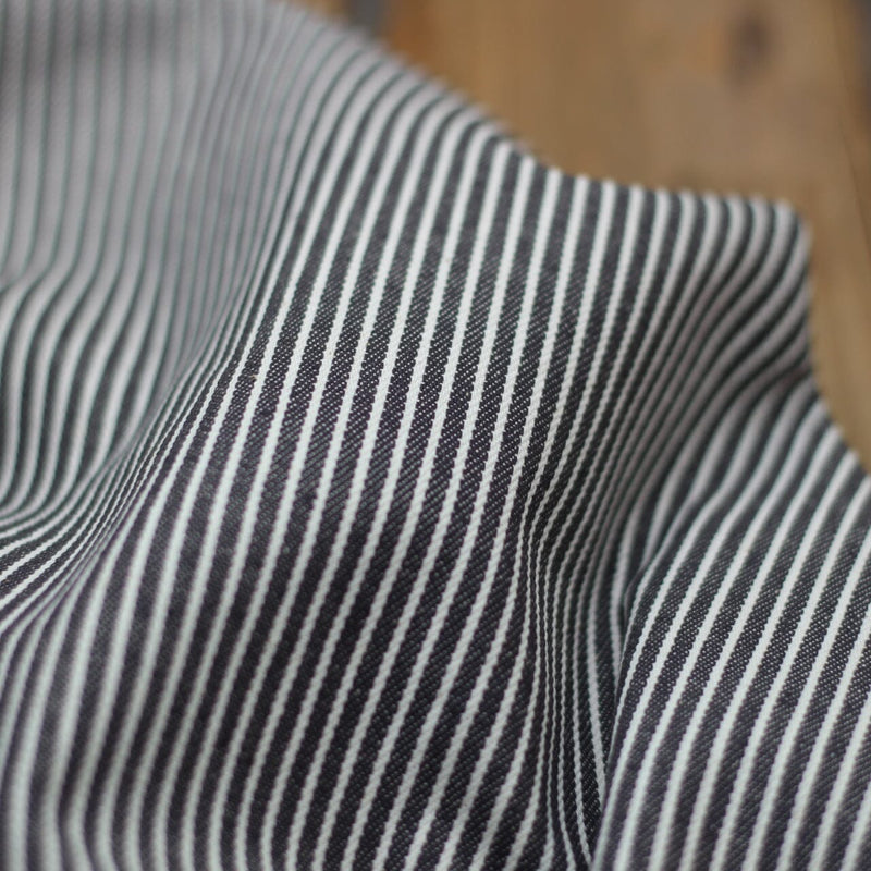 Tissu Coton Denim - Rayé - Gris Anthracite/blanc (Vendu x10cm) Tissus Sélection Gaspard & Léonie | Gaspard et Léonie Tissus en ligne et Mercerie à Toulouse