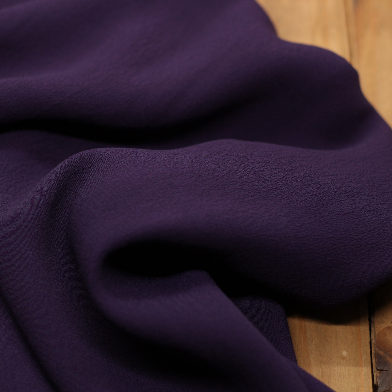 Tissu Crêpe de viscose Mousseline Uni - Violet Prune (Vendu x10cm) Tissus Sélection Gaspard & Léonie | Gaspard et Léonie Tissus en ligne et Mercerie à Toulouse