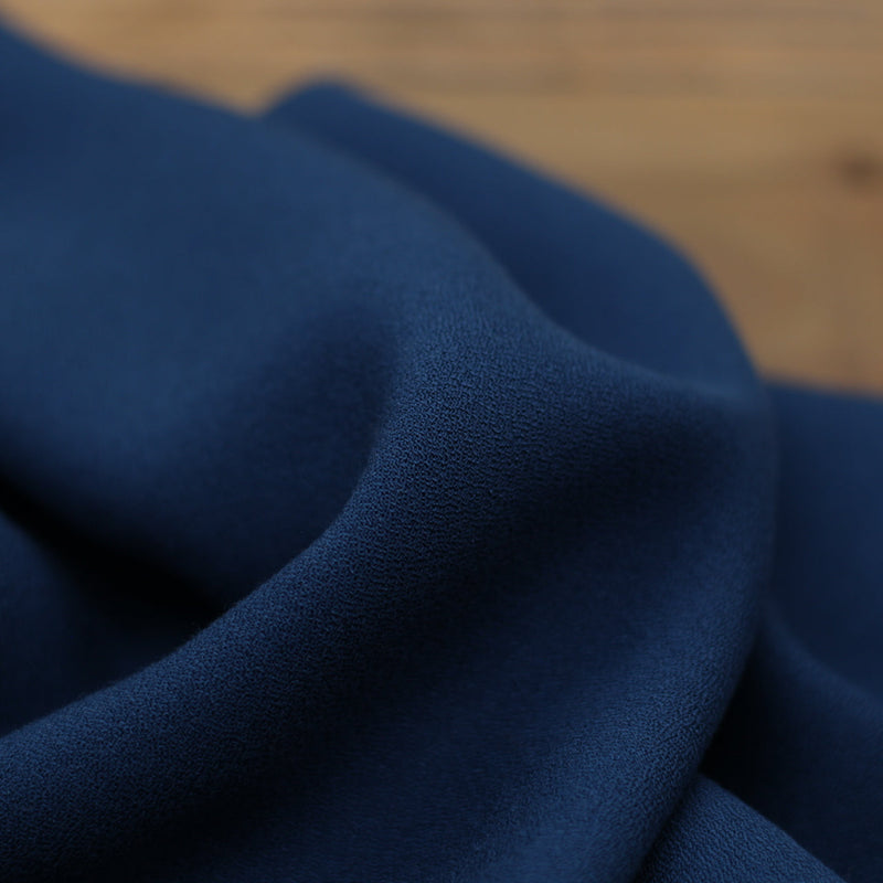 Tissu Crêpe de viscose Uni - Bleu denim (Vendu x10cm) Tissus Sélection Gaspard & Léonie | Gaspard et Léonie Tissus en ligne et Mercerie à Toulouse