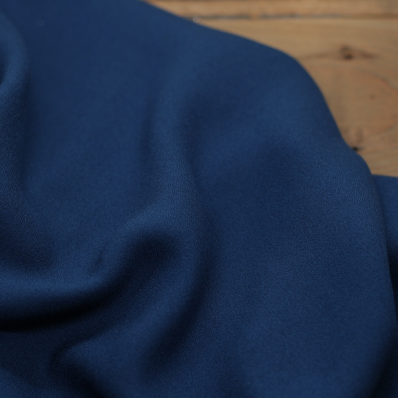 Tissu Crêpe de viscose Uni - Bleu denim (Vendu x10cm) Tissus Sélection Gaspard & Léonie | Gaspard et Léonie Tissus en ligne et Mercerie à Toulouse