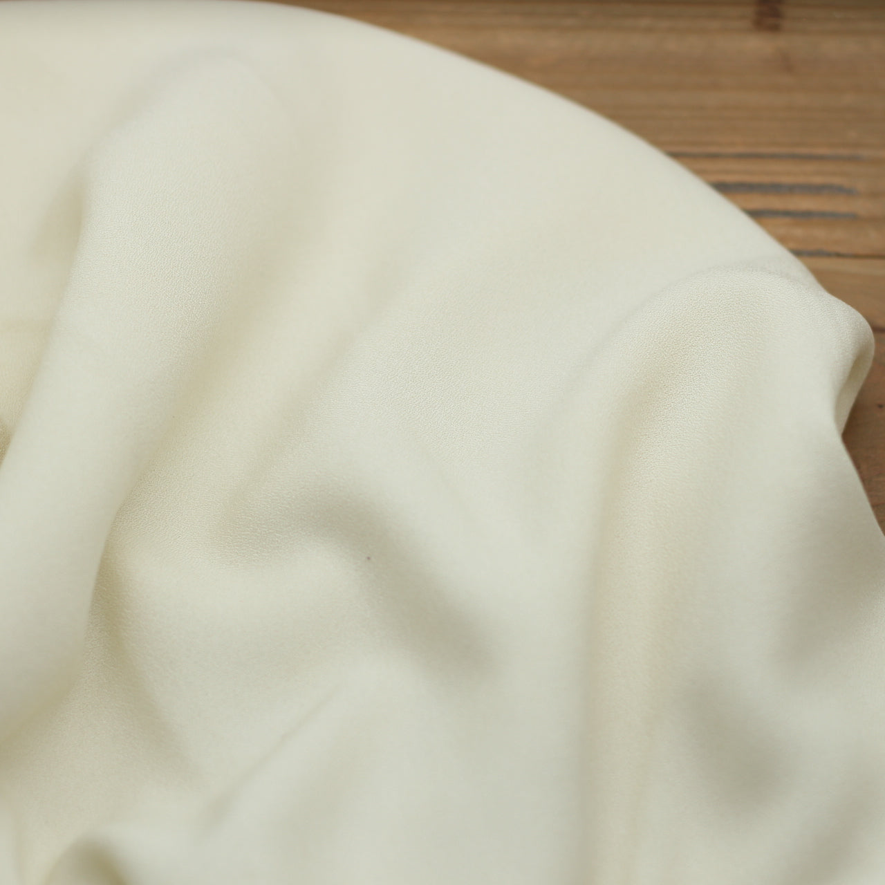 Tissu Crêpe de viscose Uni - Ecru (Vendu x10cm) Tissus Sélection Gaspard & Léonie | Gaspard et Léonie Tissus en ligne et Mercerie à Toulouse