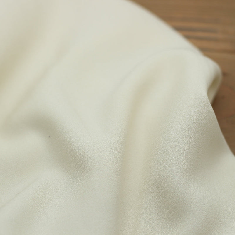 Tissu Crêpe de viscose Uni - Ecru (Vendu x10cm) Tissus Sélection Gaspard & Léonie | Gaspard et Léonie Tissus en ligne et Mercerie à Toulouse