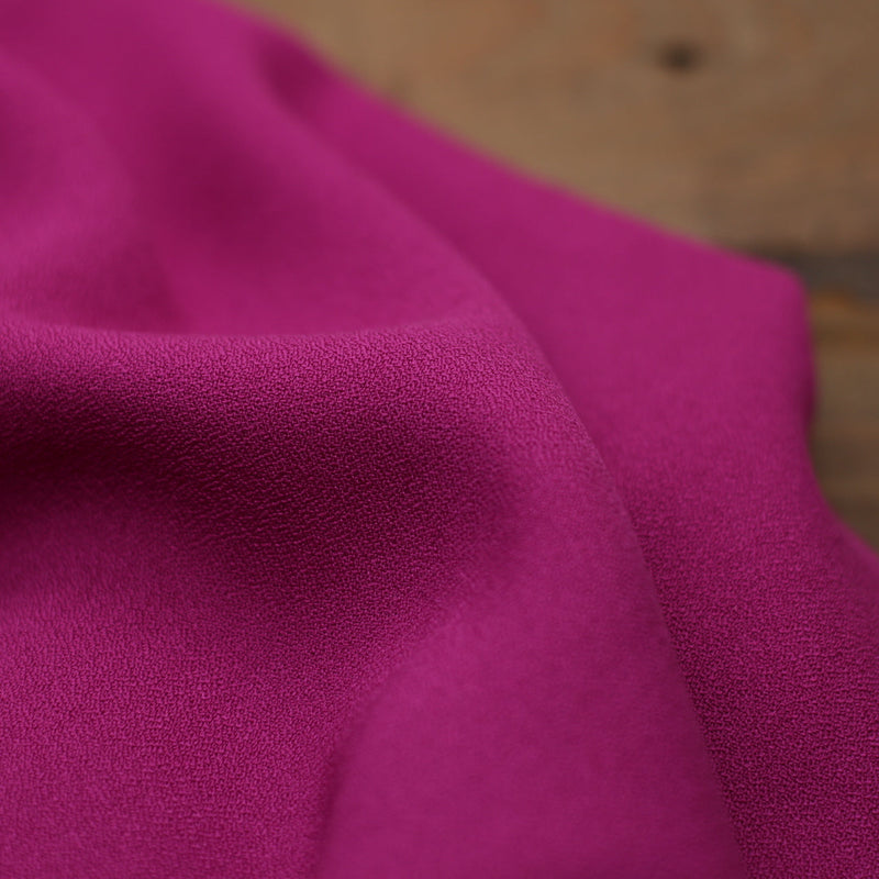 Tissu Crêpe de viscose Uni - Fuschia (Vendu x10cm) Tissus Sélection Gaspard & Léonie | Gaspard et Léonie Tissus en ligne et Mercerie à Toulouse