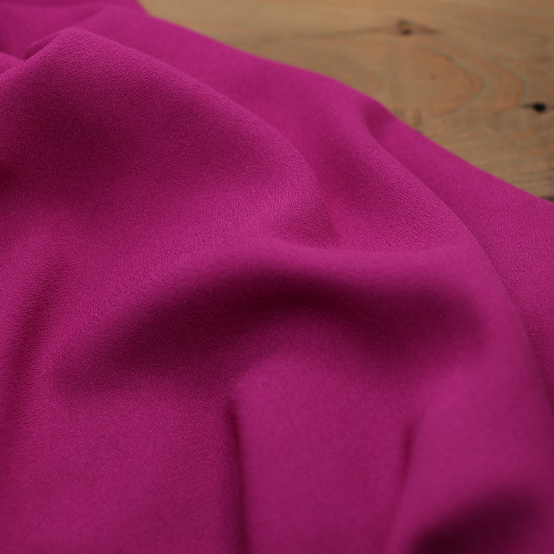 Tissu Crêpe de viscose Uni - Fuschia (Vendu x10cm) Tissus Sélection Gaspard & Léonie | Gaspard et Léonie Tissus en ligne et Mercerie à Toulouse