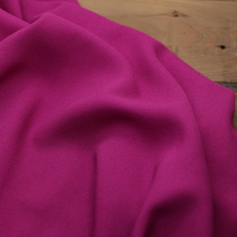 Tissu Crêpe de viscose Uni - Fuschia (Vendu x10cm) Tissus Sélection Gaspard & Léonie | Gaspard et Léonie Tissus en ligne et Mercerie à Toulouse