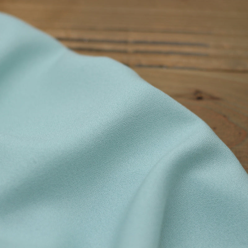 Tissu Crêpe de viscose Uni - Vert d'eau (Vendu x10cm) Tissus Sélection Gaspard & Léonie | Gaspard et Léonie Tissus en ligne et Mercerie à Toulouse