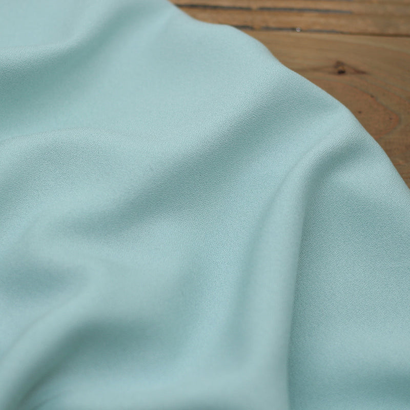Tissu Crêpe de viscose Uni - Vert d'eau (Vendu x10cm) Tissus Sélection Gaspard & Léonie | Gaspard et Léonie Tissus en ligne et Mercerie à Toulouse