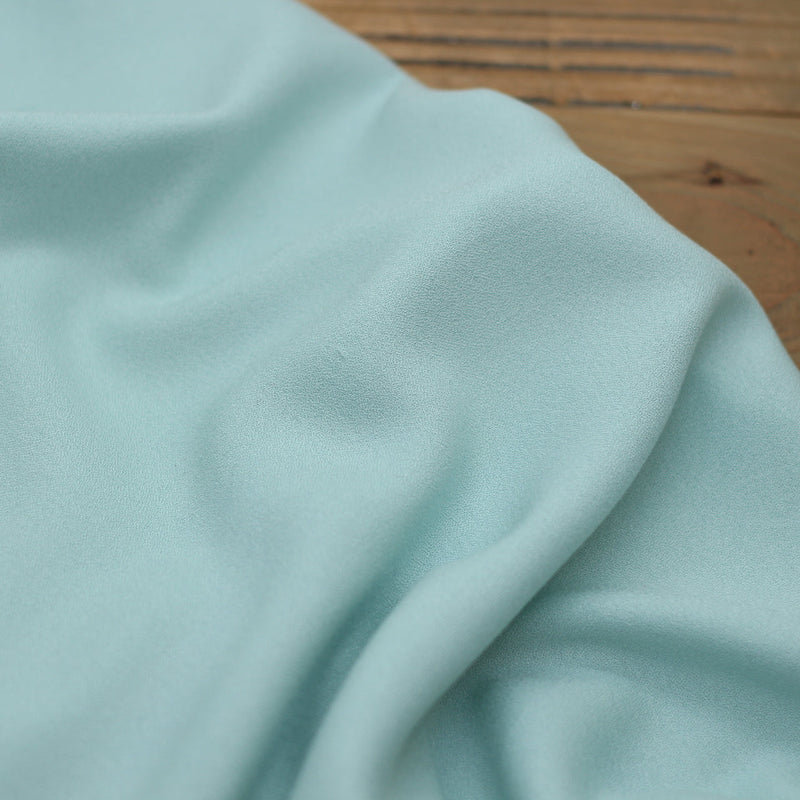 Tissu Crêpe de viscose Uni - Vert d'eau (Vendu x10cm) Tissus Sélection Gaspard & Léonie | Gaspard et Léonie Tissus en ligne et Mercerie à Toulouse
