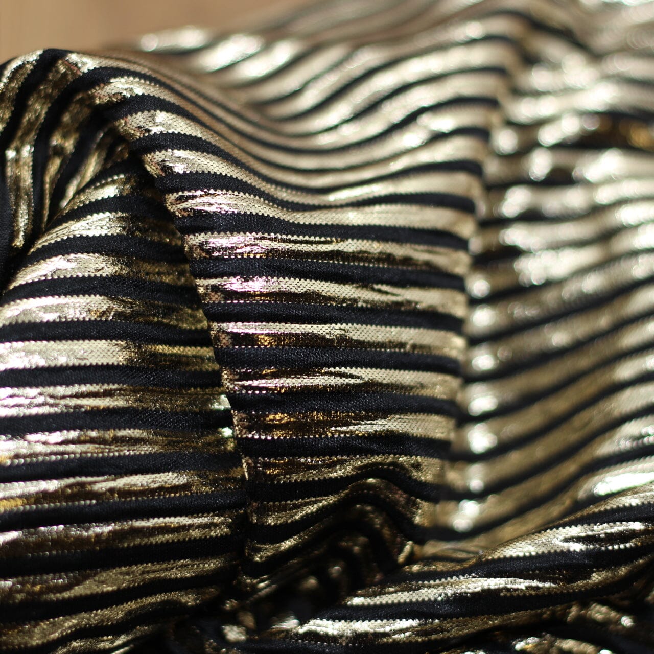 Tissu Crêpe Stripe M Gold - Noir (Vendu x10cm) Tissus Sélection Gaspard & Léonie | Gaspard et Léonie Tissus en ligne et Mercerie à Toulouse