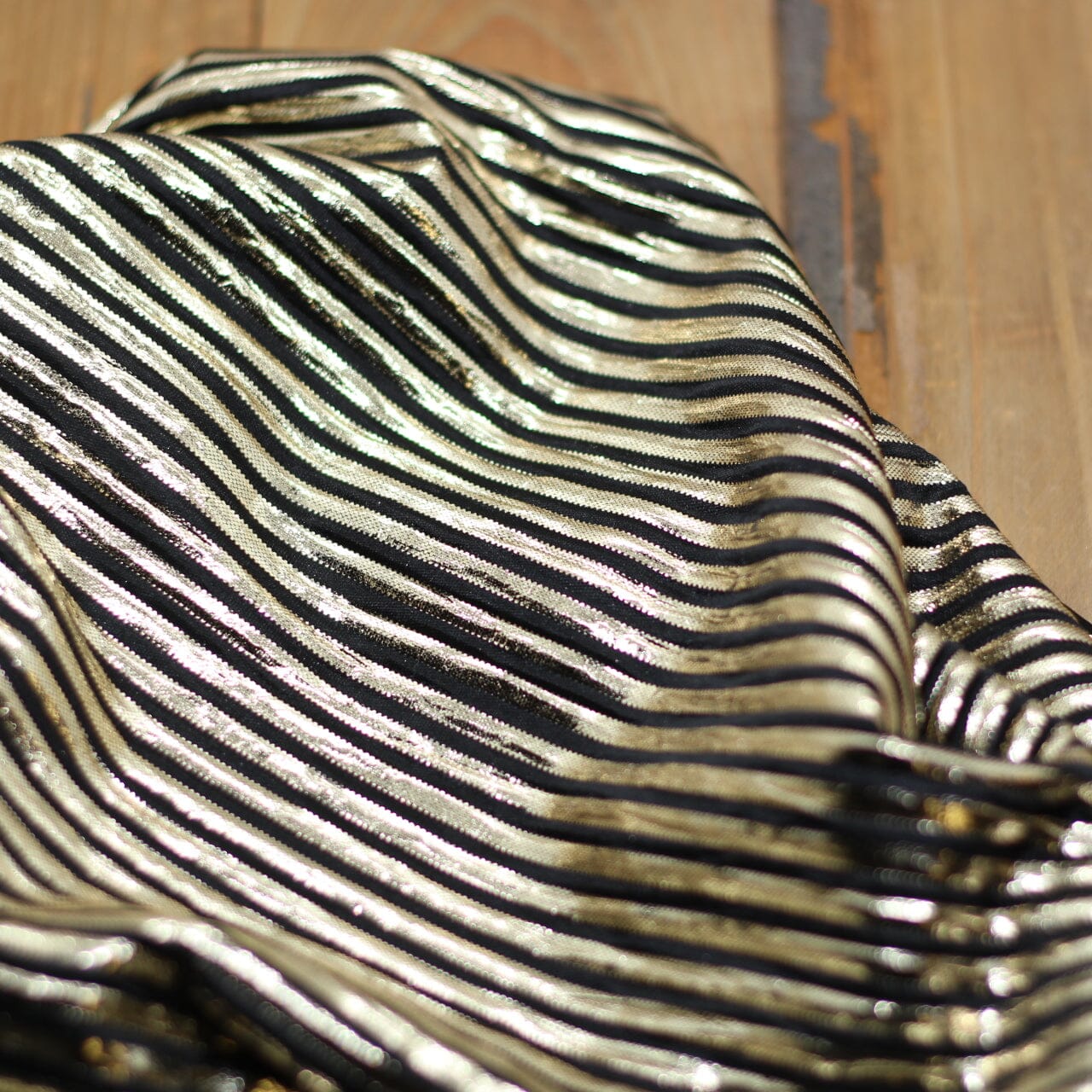 Tissu Crêpe Stripe M Gold - Noir (Vendu x10cm) Tissus Sélection Gaspard & Léonie | Gaspard et Léonie Tissus en ligne et Mercerie à Toulouse