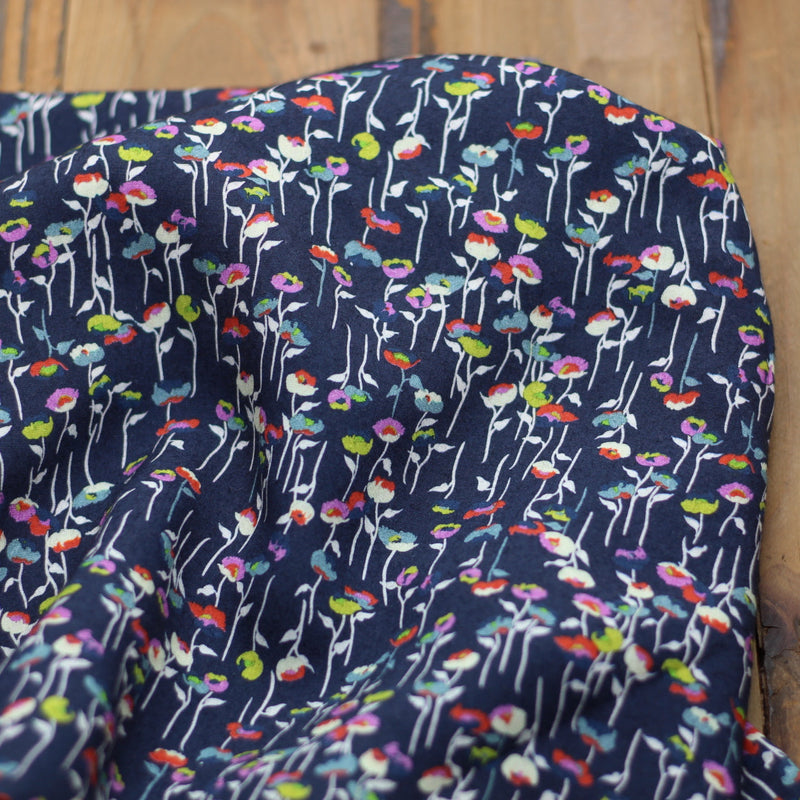 Tissu de viscose FLOWERS IN LOVE - Bleu marine (Vendu x10cm) Tissus Sélection Gaspard & Léonie | Gaspard et Léonie Tissus en ligne et Mercerie à Toulouse