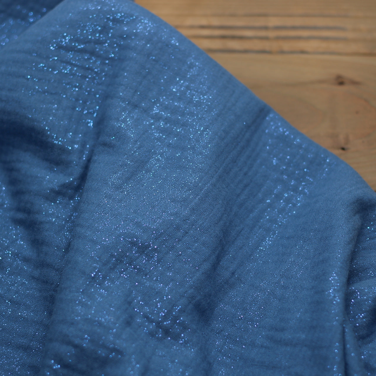 Tissu double gaze de coton - Bleu Jean pailleté bleu (Vendu x10cm) Tissus Sélection Gaspard & Léonie | Gaspard et Léonie Tissus en ligne et Mercerie à Toulouse
