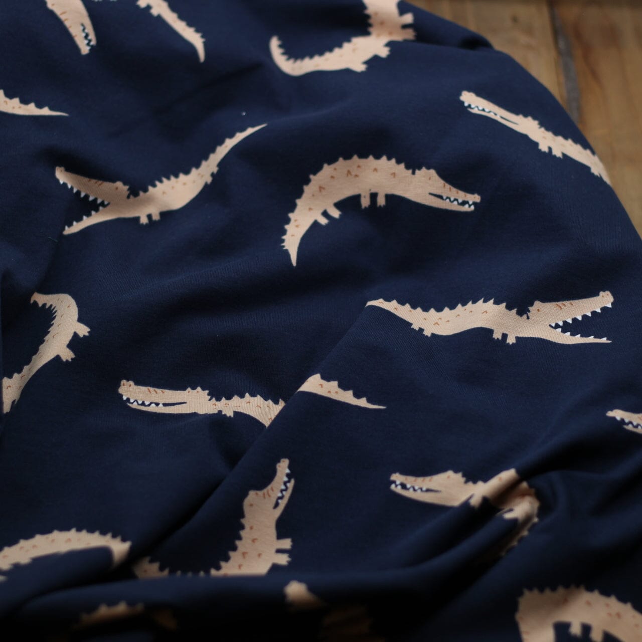 Tissu Jersey de coton - Crocodiles - Marine - Poppy Designed for You (Vendu x10cm) Tissus POPPY Designed For You | Gaspard et Léonie Tissus en ligne et Mercerie à Toulouse