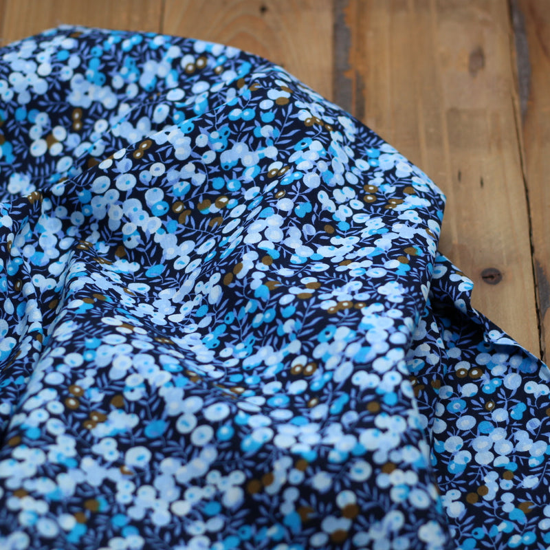 Tissu popeline de coton WILD BERRIES - Bleu (Vendu x10cm) Tissus Sélection Gaspard & Léonie | Gaspard et Léonie Tissus en ligne et Mercerie à Toulouse