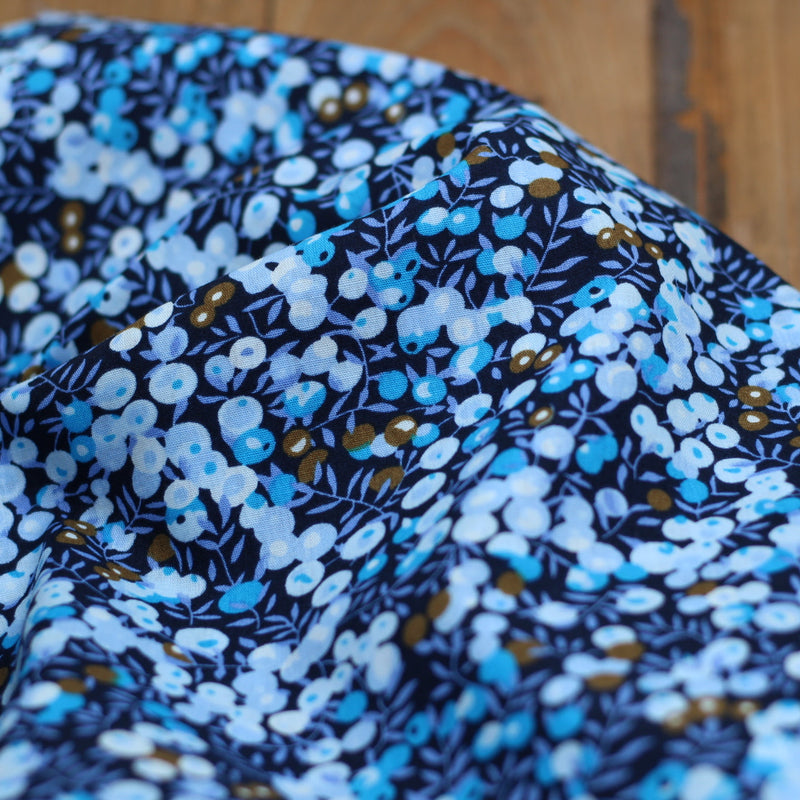 Tissu popeline de coton WILD BERRIES - Bleu (Vendu x10cm) Tissus Sélection Gaspard & Léonie | Gaspard et Léonie Tissus en ligne et Mercerie à Toulouse