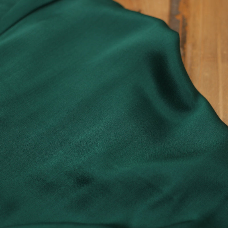 Tissu Satin de Viscose Unie - Vert forêt (Vendu x10cm) Tissus Sélection Gaspard & Léonie | Gaspard et Léonie Tissus en ligne et Mercerie à Toulouse