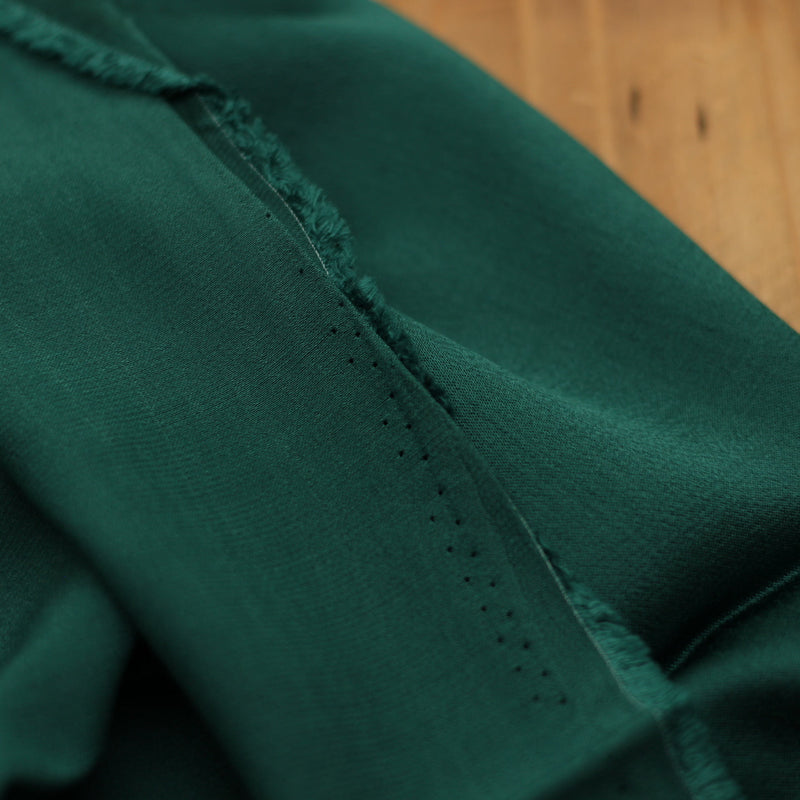 Tissu Satin de Viscose Unie - Vert forêt (Vendu x10cm) Tissus Sélection Gaspard & Léonie | Gaspard et Léonie Tissus en ligne et Mercerie à Toulouse