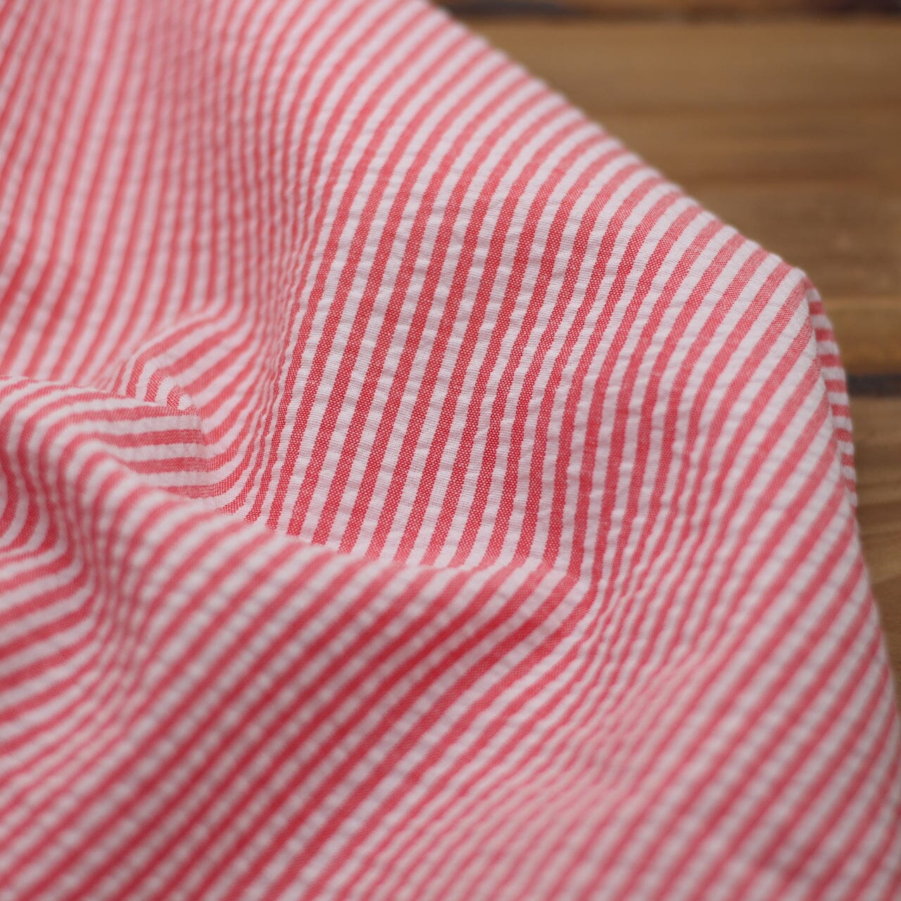 Tissu Seersucker Stripes - Rouge (Vendu x10cm) Tissus Sélection Gaspard & Léonie | Gaspard et Léonie Tissus en ligne et Mercerie à Toulouse