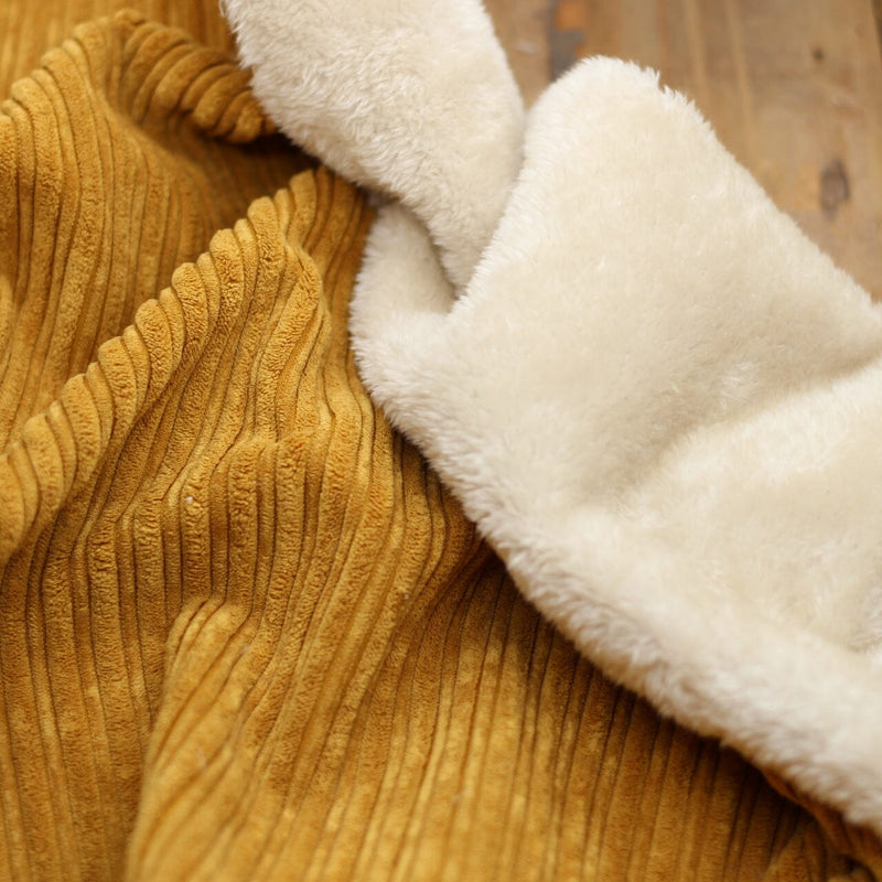 Tissu Velours Grosses côtes doublé fourrure - Jaune curry (vendu x10cm) Tissus Sélection Gaspard & Léonie | Gaspard et Léonie Tissus en ligne et Mercerie à Toulouse