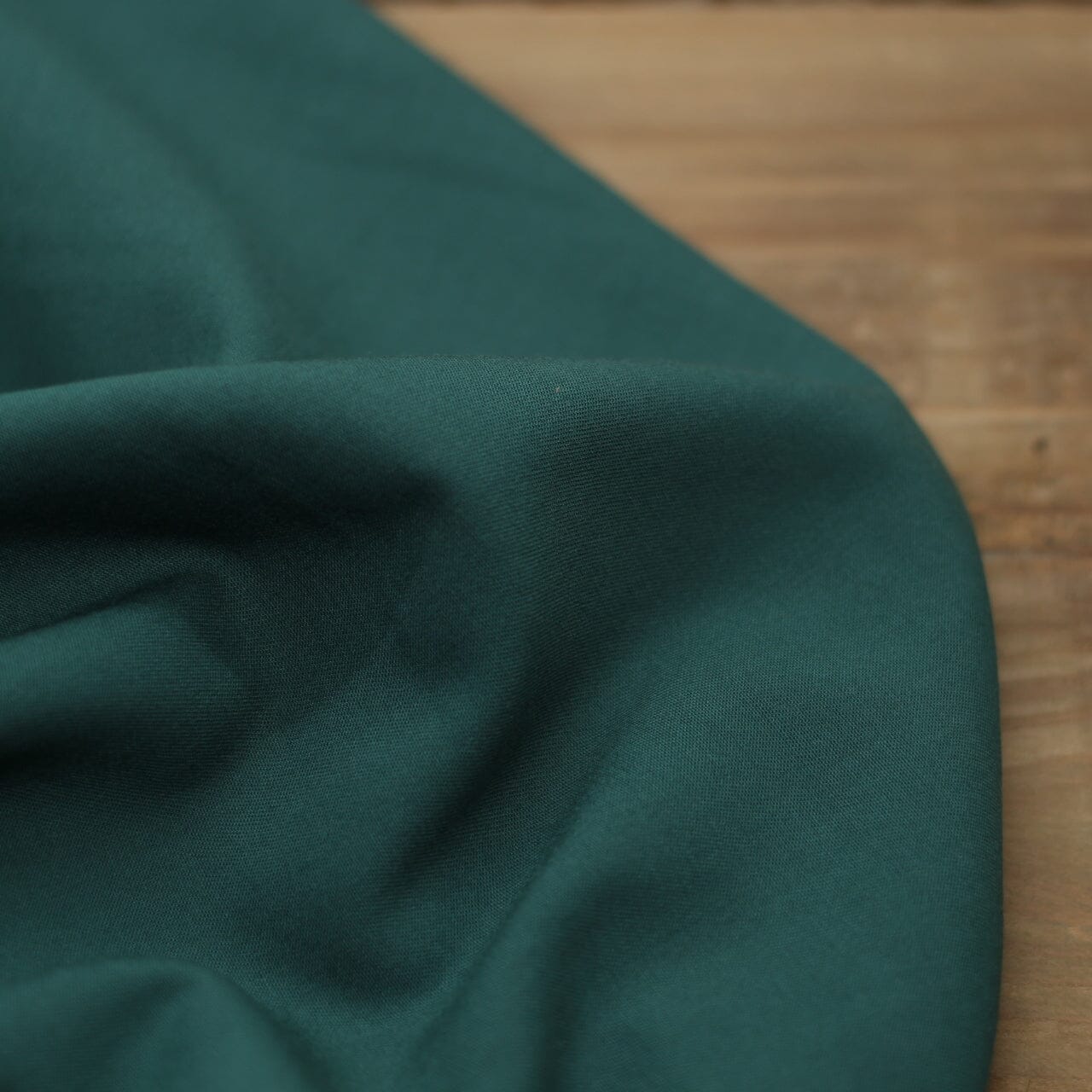 Tissu Viscose Stretch uni - Vert foret (Vendu x10cm) Tissus Sélection Gaspard & Léonie | Gaspard et Léonie Tissus en ligne et Mercerie à Toulouse